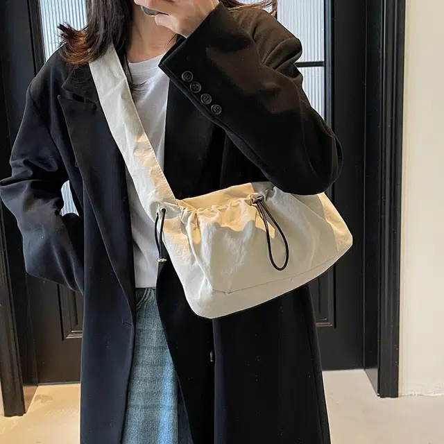 雅鹿 时尚潮流褶皱设计大容量简约休闲日常通勤轻便 尼龙布 单肩包 女款 多色