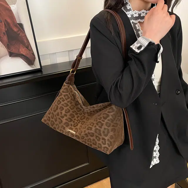 雅鹿 春夏褶皱质感小众简约时尚通勤 丝绒 单肩斜挎包 女款 咖啡色