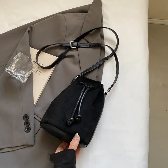 雅鹿 秋冬季手机包小众抽绳水桶包百搭斜挎包 麂皮绒 单肩包 常规 女款 棕色/黑色