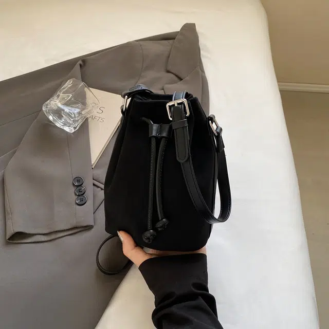 雅鹿 秋冬季手机包小众抽绳水桶包百搭斜挎包 麂皮绒 单肩包 常规 女款 棕色/黑色