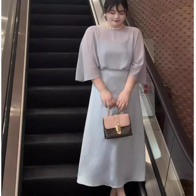 哒头下雨不愁 优雅轻盈纯色常规袖短袖圆领高腰裙装套装 女款