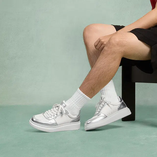 THOM WILLS trainer