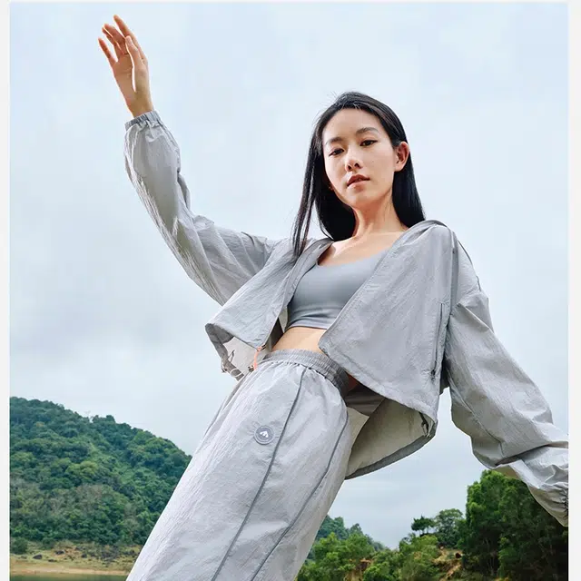 美力城 宽松通勤时尚舒适连帽长袖 超轻透气防紫外线防晒服 女款