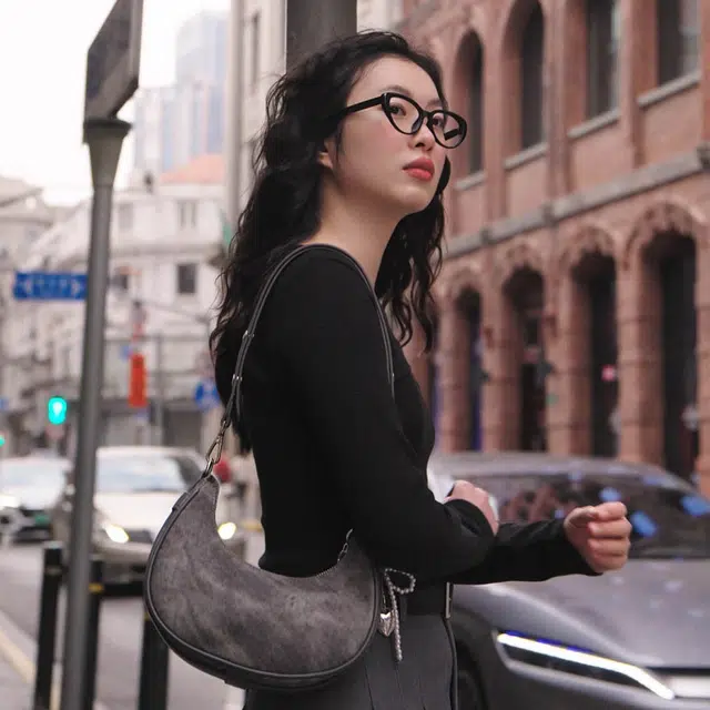 森马 洋气精致 合成革 新月包单肩包 女款 多色