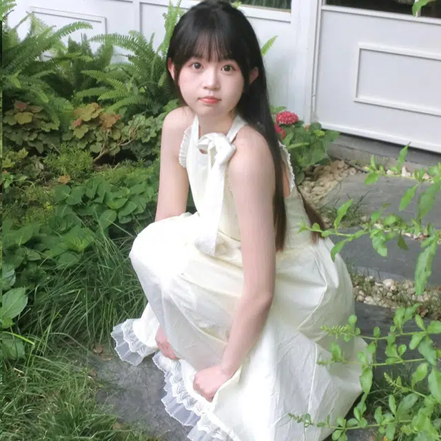 沐晓欣 初恋小白裙学院风设计感高级感时尚舒适百搭甜美蝴蝶结挂脖修身气质中长款无袖连衣裙 女款 杏色