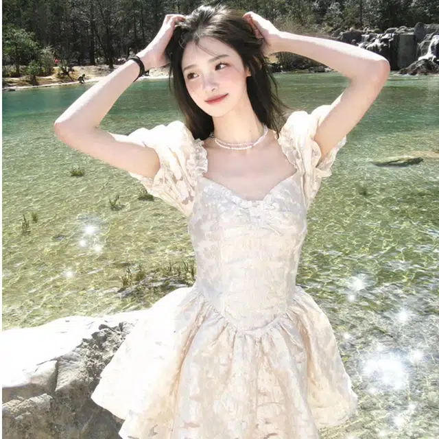 沐晓欣 法式复古风轻奢感甜美泡泡袖设计感拼接方领高级感收腰时尚舒适气质公主裙夏季短袖连衣裙 女款 米白色