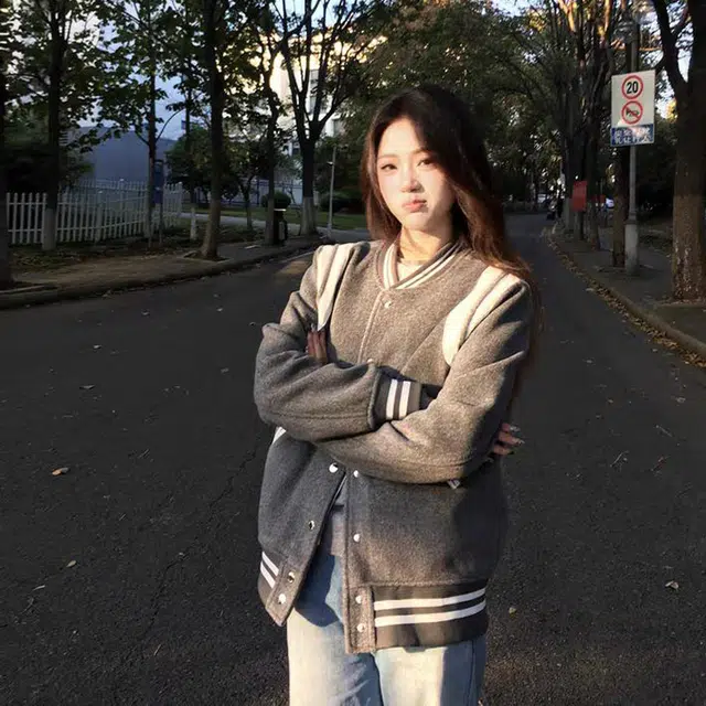 沐晓欣 美式高街复古高级设计感学院风立领百搭舒适学院风韩版简约通勤宽松休闲棒球服 男女同款 灰色（升级版）