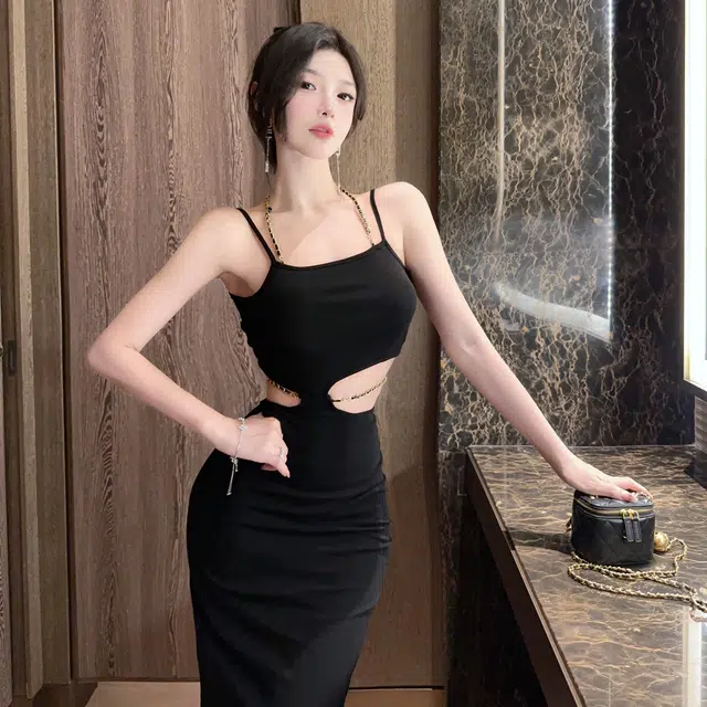 沐晓欣 气质优雅时尚舒适纯色修身显瘦小众高级设计感简约又日常通勤辣妹性感挂脖拼接链条开叉露腰包臀中长款百搭吊带连衣裙 女款