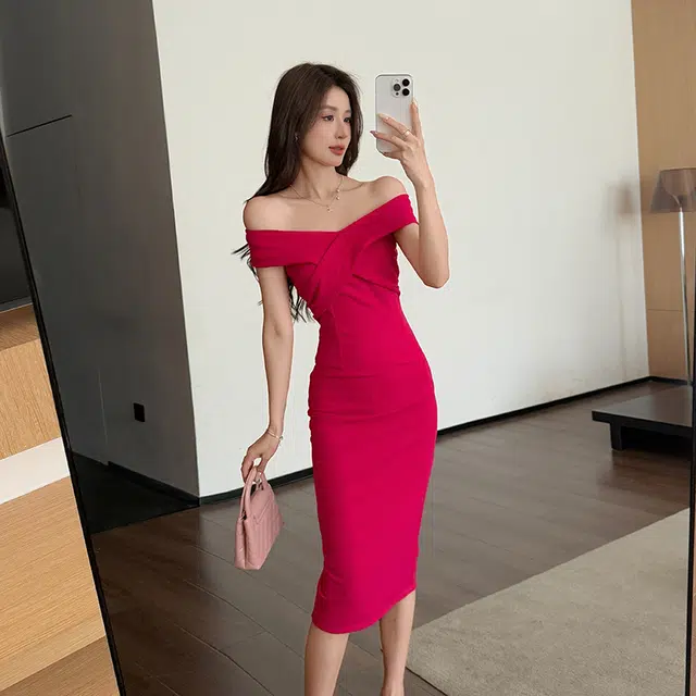 沐晓欣 法式高级感性感辣妹穿搭小众设计显白露肩显瘦修身时尚中长款短袖连衣裙 女款