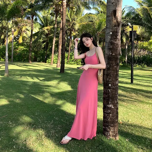沐晓欣 时尚舒适优雅法式慵懒简约日常通勤显瘦收腰百搭乖乖女穿搭性感甜辣修身气质度假风纯色韩系收腰显瘦露肩吊带连衣裙 女款