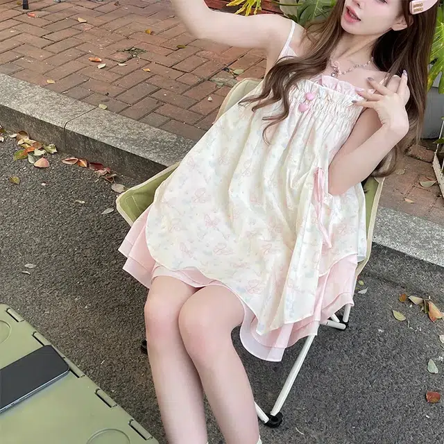 沐晓欣 碎花甜美可爱风蝴蝶印花少女感海边度假气质优雅日常通勤小个子乖乖女穿搭舒适时尚简约百搭不规则短裙吊带连衣裙 女款