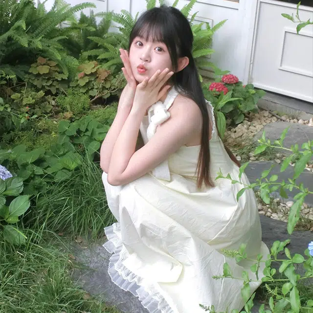 沐晓欣 初恋小白裙学院风设计感高级感时尚舒适百搭甜美蝴蝶结挂脖修身气质中长款无袖连衣裙 女款 杏色