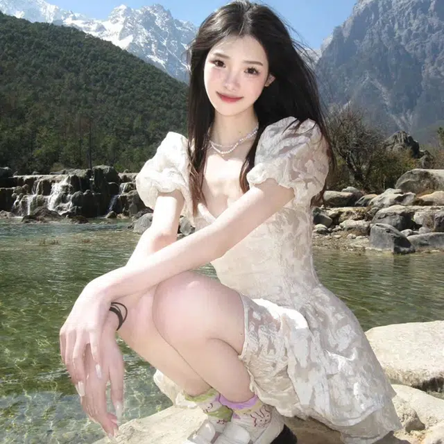沐晓欣 法式复古风轻奢感甜美泡泡袖设计感拼接方领高级感收腰时尚舒适气质公主裙夏季短袖连衣裙 女款 米白色