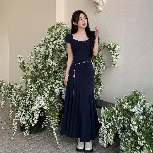 沐晓欣 千金风质感穿搭性感辣妹极简主义法式典雅纯欲蕾丝拼接高级感收腰方领长裙短袖连衣裙 女款