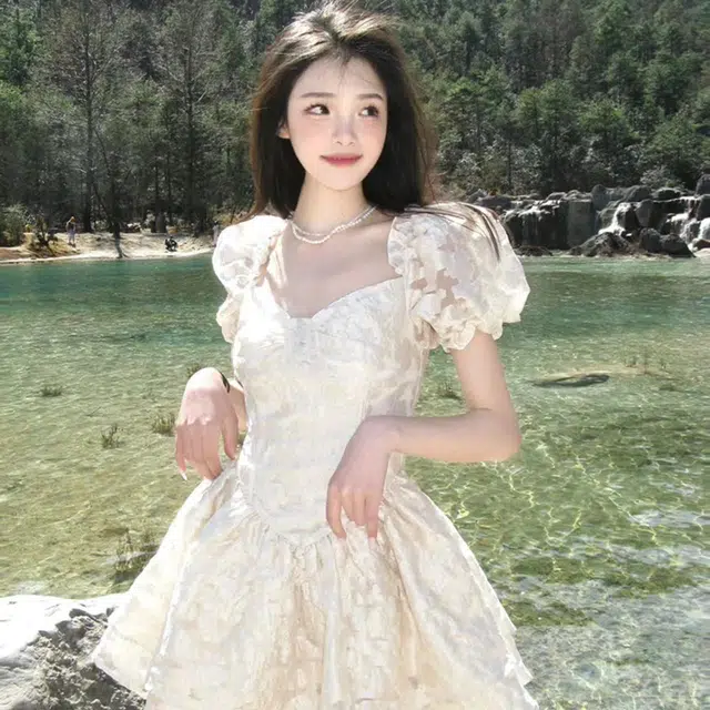 沐晓欣 法式复古风轻奢感甜美泡泡袖设计感拼接方领高级感收腰时尚舒适气质公主裙夏季短袖连衣裙 女款 米白色