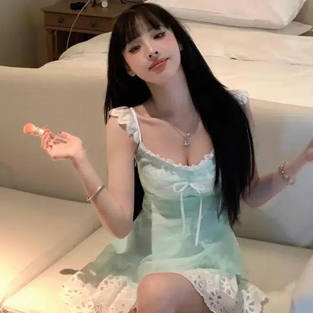 沐晓欣 纯欲风时尚舒适海盐精灵两件套海边度假裙吊带裙收腰辣妹蕾丝边度假小飞袖假两件蕾丝上衣裙装套装 女款