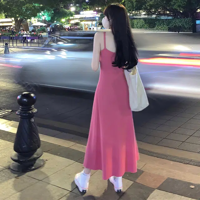 沐晓欣 时尚舒适优雅法式慵懒简约日常通勤显瘦收腰百搭乖乖女穿搭性感甜辣修身气质度假风纯色韩系收腰显瘦露肩吊带连衣裙 女款