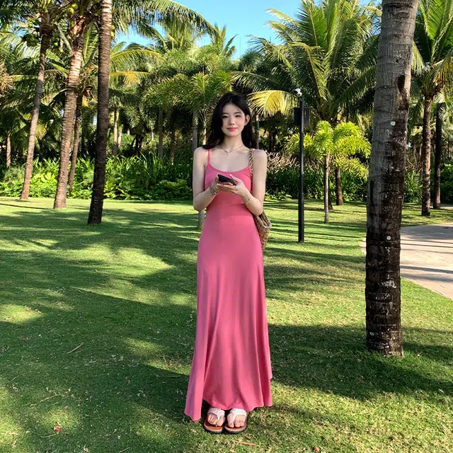 沐晓欣 时尚舒适优雅法式慵懒简约日常通勤显瘦收腰百搭乖乖女穿搭性感甜辣修身气质度假风纯色韩系收腰显瘦露肩吊带连衣裙 女款