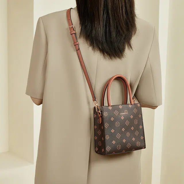 老人头 经典印花时尚小众设计 合成革 单肩斜挎手提包 女款 咖色