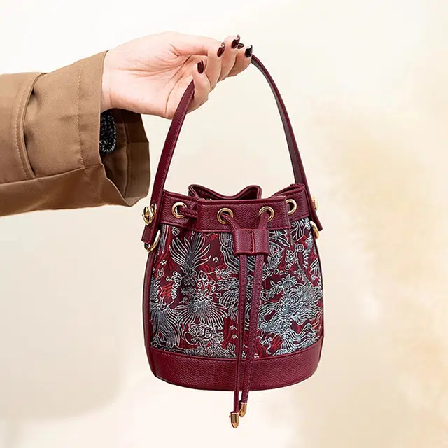 老人头 新中式国风通勤时尚刺绣抽绳 织物 水桶包单肩斜挎手提包 女款 凤纹红