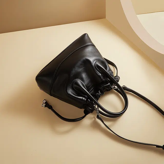 老人头 小香风通勤时尚高级质感气质个性 牛皮拼合成革 水桶包手提包 女款 黑色/白色/浅灰色