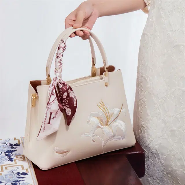 老人头 国风新中式刺绣优雅高级通勤 合成革 单肩斜挎手提包 常规 女款 百合米白