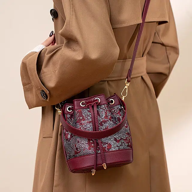 老人头 新中式国风通勤时尚刺绣抽绳 织物 水桶包单肩斜挎手提包 女款 凤纹红