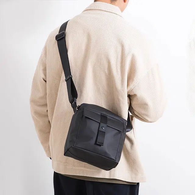 老人头 简约轻便休闲时尚通勤 合成革 单肩斜挎包 常规 男款 黑色