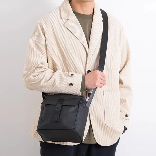 老人头 简约轻便休闲时尚通勤 合成革 单肩斜挎包 常规 男款 黑色