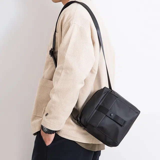 老人头 简约轻便休闲时尚通勤 合成革 单肩斜挎包 常规 男款 黑色