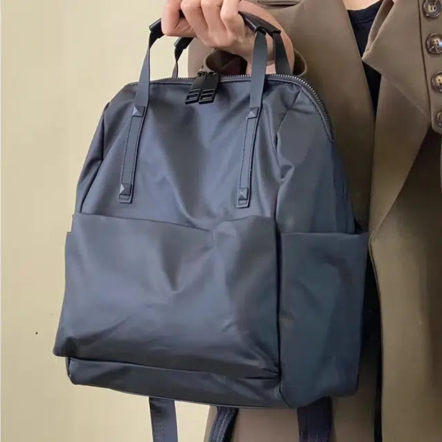老人头 简约轻便时尚通勤上班百搭 合成革 双肩包 男女同款情侣款 黑色
