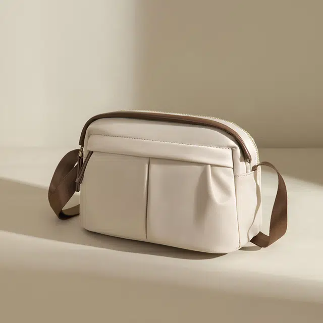 老人头 通勤百搭柔软褶皱设计小众设计感休闲 牛津纺 斜挎包 女款 赫本黑/果仁杏