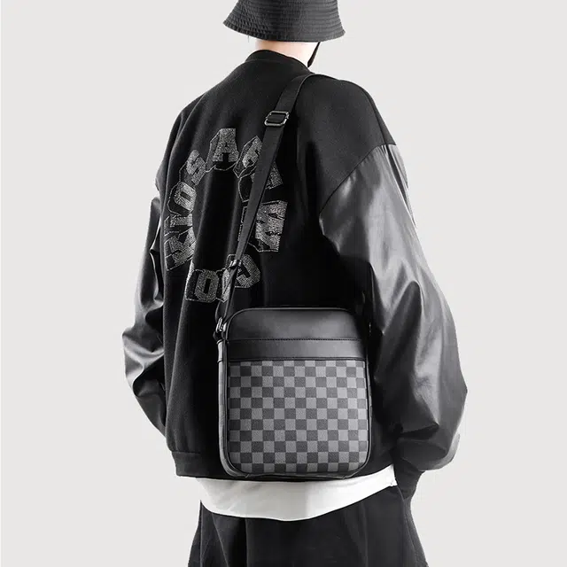 老人头 复古早八通勤休闲百搭棋盘格小众设计 合成革 单肩斜挎包 男款 黑色