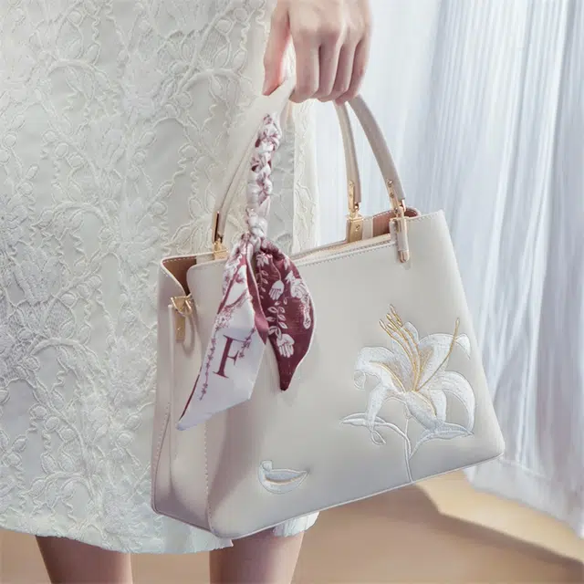 老人头 国风新中式刺绣优雅高级通勤 合成革 单肩斜挎手提包 常规 女款 百合米白