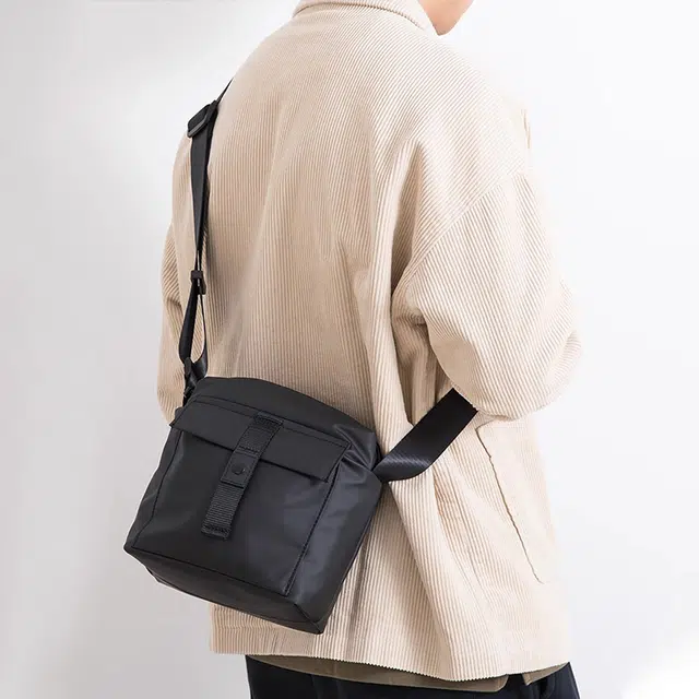 老人头 简约轻便休闲时尚通勤 合成革 单肩斜挎包 常规 男款 黑色