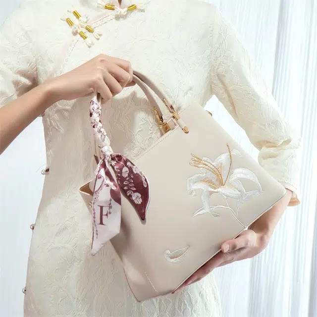 老人头 国风新中式刺绣优雅高级通勤 合成革 单肩斜挎手提包 常规 女款 百合米白