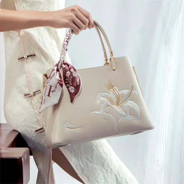 老人头 国风新中式刺绣优雅高级通勤 合成革 单肩斜挎手提包 常规 女款 百合米白