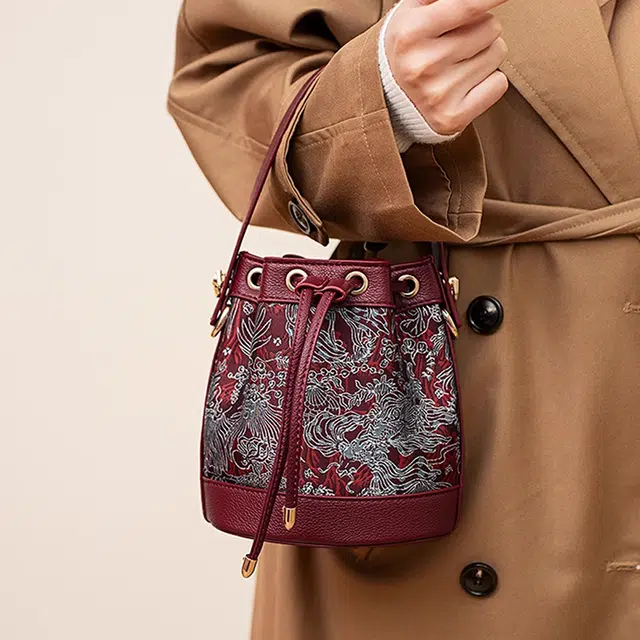 老人头 新中式国风通勤时尚刺绣抽绳 织物 水桶包单肩斜挎手提包 女款 凤纹红