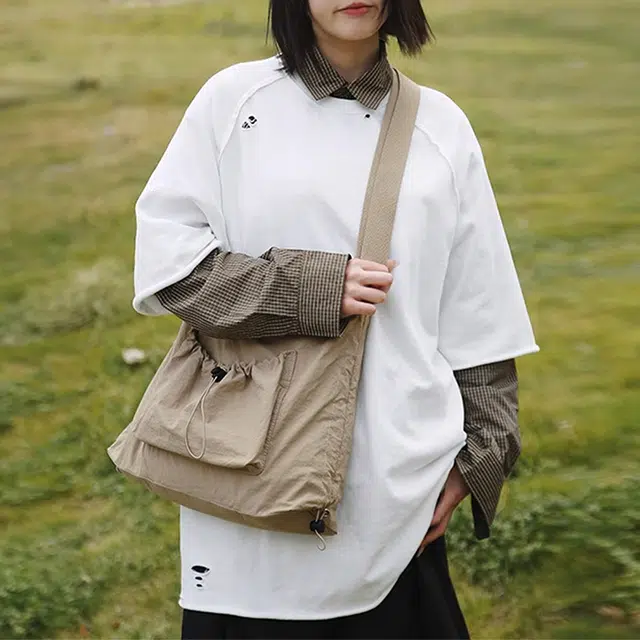 老人头 复古百搭褶皱轻便出行通勤 织物 斜挎单肩包 常规 女款 卡其色/黑色