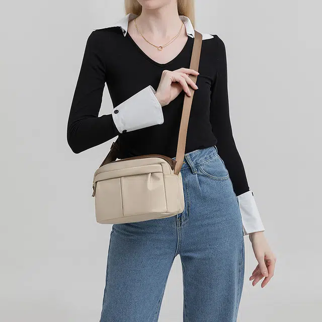 老人头 通勤百搭柔软褶皱设计小众设计感休闲 牛津纺 斜挎包 女款 赫本黑/果仁杏