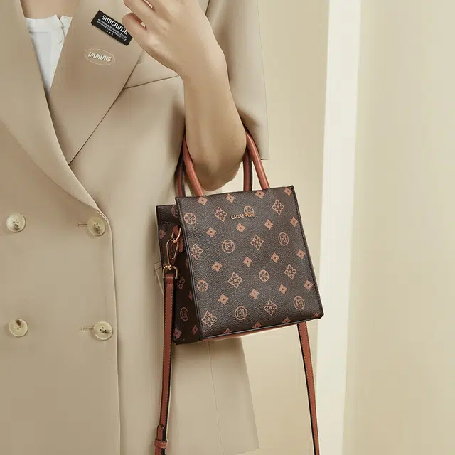 老人头 经典印花时尚小众设计 合成革 单肩斜挎手提包 女款 咖色