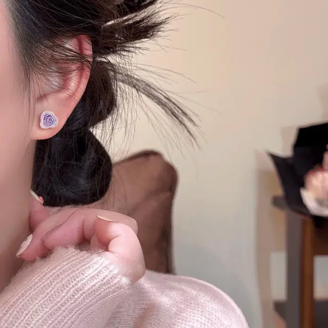 【鲜花朝戴】 千桐 甜美清新彩色花朵 小巧精致 不重样 防过敏养耳洞 塑料 耳钉 男女同款情侣款