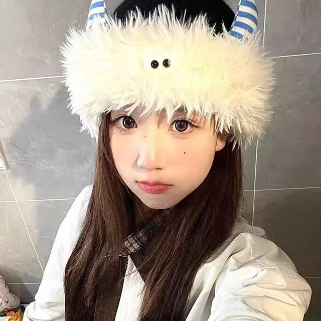 千桐 冬季毛茸茸雪怪豆豆眼怪兽小角 聚酯纤维 绒线帽 男女同款情侣款