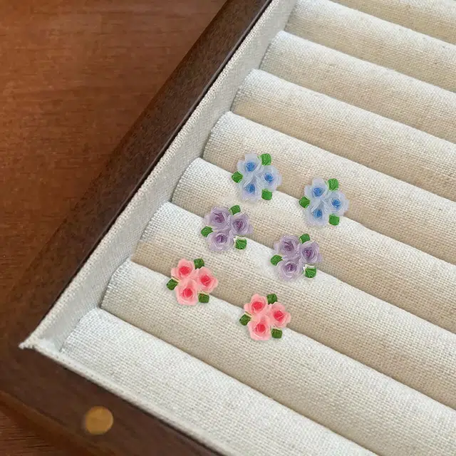 【鲜花和你】  千桐 甜美清新彩色花朵 小巧精致 不重样 防过敏养耳洞 塑料 耳钉 男女同款情侣款