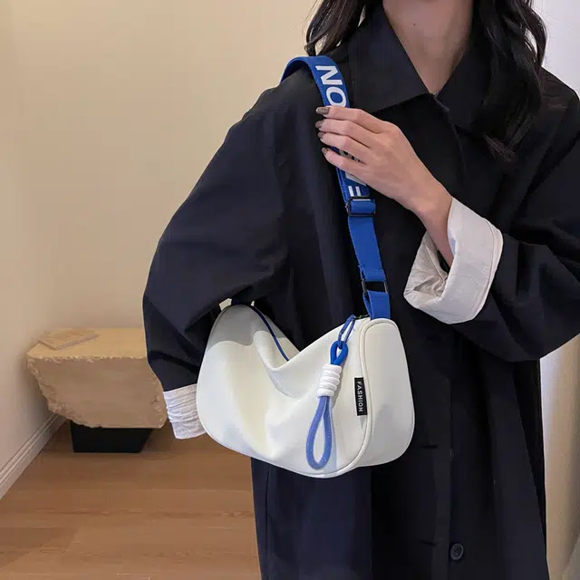 普乐威 高颜值简约时尚百搭小众通勤 布 单肩包 男女同款情侣款 白蓝/白黑/黑色