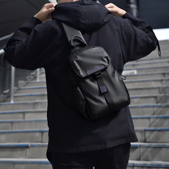 普乐威 旅行轻便多功能时尚潮流 皮膜 单肩包胸包 常规 男女同款情侣款 黑色