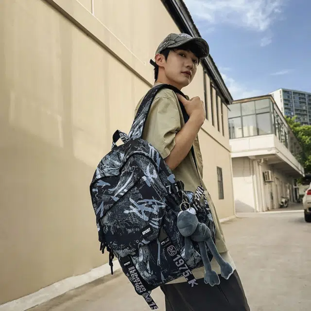 普乐威 美式街头时尚小众不撞款潮酷涂鸦书包高中生大学生上课高颜值大容量轻便休闲旅游 尼龙 双肩包 男女同款情侣款 多色