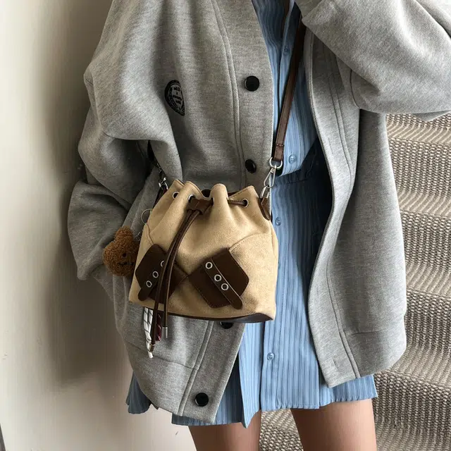 普乐威 高级感美式复古小众不撞款设计高颜值抽绳撞色手提水桶包 麂皮 斜挎包 女款