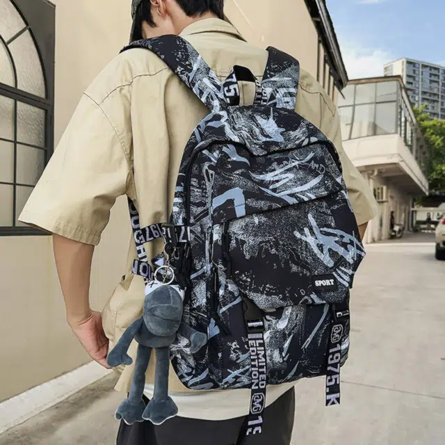 普乐威 美式街头时尚小众不撞款潮酷涂鸦书包高中生大学生上课高颜值大容量轻便休闲旅游 尼龙 双肩包 男女同款情侣款 多色