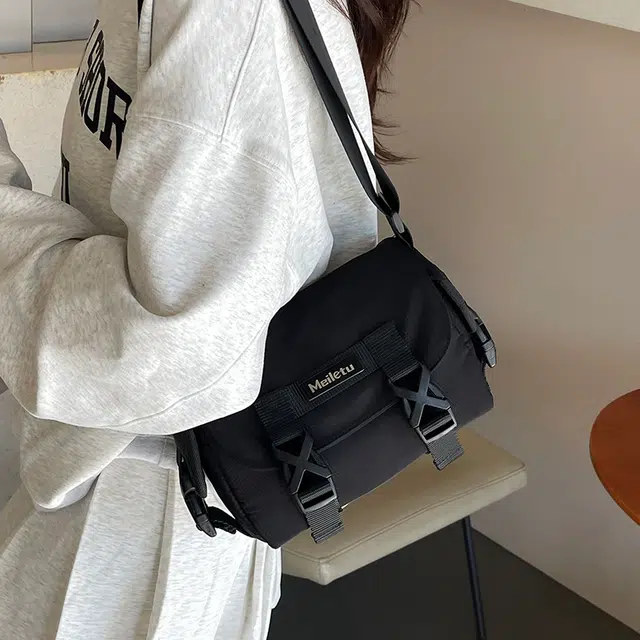 普乐威 小众质感潮流机车休闲百搭运动多功能轻便防水通勤斜 尼龙 水洗布 单肩斜挎包 男女同款情侣款 黑色